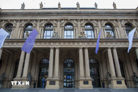  Cờ của Liên minh châu Âu tại sở giao dịch chứng khoán ở Frankfurt am Main, Đức. (Nguồn: EPA/TTXVN)