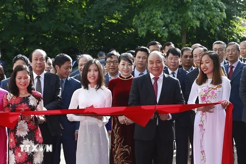 Thủ tướng Nguyễn Xuân Phúc cắt băng khánh thành Đại sứ quán Việt Nam tại Vương quốc Hà Lan. (Ảnh: Thống Nhất/TTXVN)