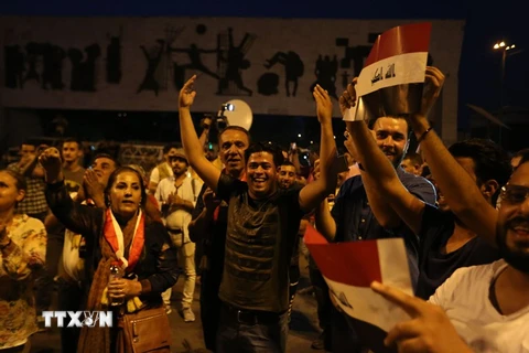  Người dân Iraq tập trung tại quảng trường Tahrir ở thủ đô Baghdad, mừng thành phố Mosul được giải phóng hoàn toàn khỏi IS ngày 9/7. (Nguồn: THX/TTXVN)