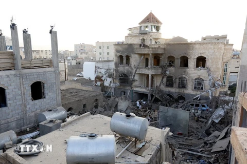 Cảnh đổ nát sau một cuộc không kích được cho là của liên quân do Saudi Arabia đứng đầu tại Sanaa, Yemen ngày 9/6. (Nguồn: EPA/TTXVN)