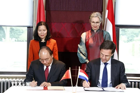 Thủ tướng Nguyễn Xuân Phúc với Thủ tướng Vương quốc Hà Lan Mark Rutte Ký Ý định thư giữa hai nước về tạo thuận lợi triển khai các dự án chuyển đổi quy mô lớn để phát triển bền vững Đồng bằng sông Cửu Long. 
