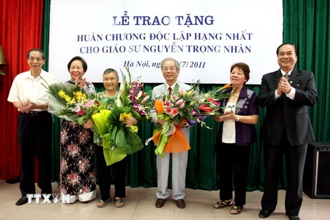 Năm 2011, Phó Chủ tịch nước Nguyễn Thị Doan trao Huân chương Độc lập hạng Nhất của Chủ tịch nước tặng Giáo sư Nguyễn Trọng Nhân (giữa)- nguyên Chủ tịch TW Hội Chữ thập Đỏ Việt Nam. (Ảnh: Quý Trung/TTXVN)
