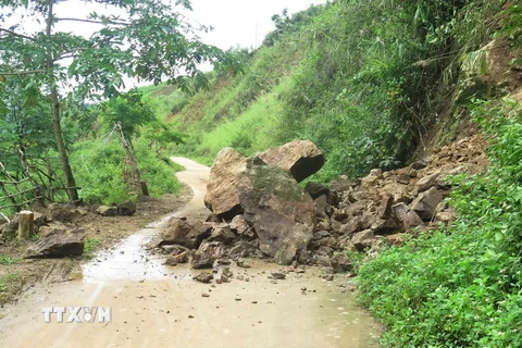 Sạt lở xảy ra tại tuyến đường từ huyện Điện Biên Đông đi các xã trên địa bàn. (Ảnh: Xuân Tiến/TTXVN)