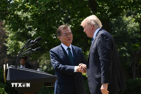 Tổng thống Mỹ Donald Trump (phải) và Tổng thống Hàn Quốc Moon Jae-in (trái) tại Nhà Trắng ngày 30/6. (Nguồn: THX/TTXVN)