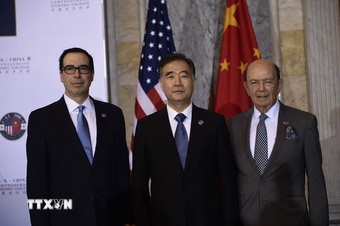 Bộ trưởng Tài chính Mỹ Steve Mnuchin, Phó Thủ tướng Trung Quốc Uông Dương và Bộ trưởng Thương mại Mỹ Wilbur Ross tại cuộc Đối thoại kinh tế Mỹ-Trung ở Washington, DC ngày 19/7. (Nguồn: AFP/TTXVN)