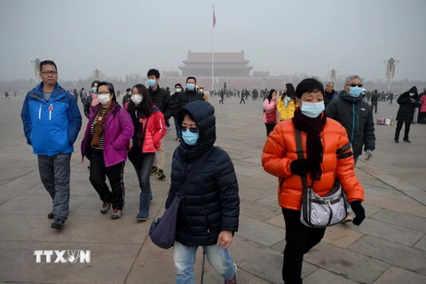 Người dân đeo khẩu trang tránh ô nhiễm tại thủ đô Bắc Kinh, Trung Quốc ngày 21/12/2016. (Nguồn: AFP/TTXVN)