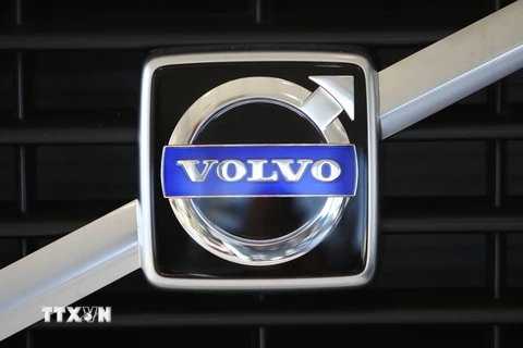  Biểu tượng của xe ôtô Volvo tại một đại lý bán xe ở Pasadena, California. (Nguồn: AFP/TTXVN)