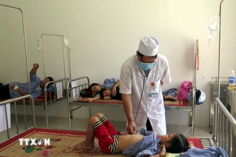 Bác sỹ bệnh viện Đa khoa Lâm Bình,Tuyên Quang, đang khám cho bệnh nhân bị viêm gan virus A. (Ảnh minh họa: Quang Đán/TTXVN)