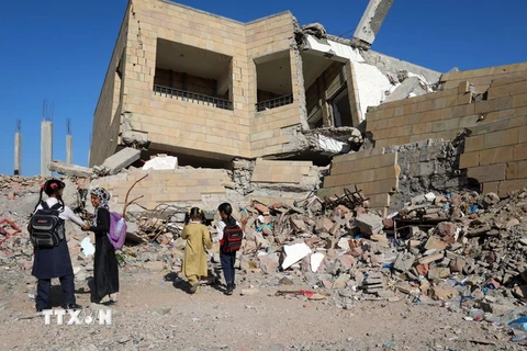 Một ngôi trường bị phá hủy sau một cuộc không kích ở tỉnh Taez, Yemen ngày 16/3. (Nguồn: AFP/TTXVN)