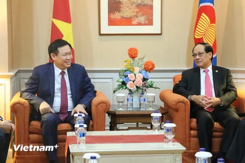 Tổng Thư ký ASEAN Lê Lương Minh và Phó Thủ tướng Vương Đình Huệ tại Ban Thư ký ASEAN. (Ảnh: Đỗ Quyên/Vietnam+)