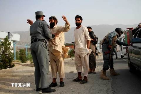  Cảnh sát Afghanistan kiểm tra an ninh tại một điểm kiểm soát ở tỉnh Laghman ngày 11/7. (Nguồn: THX/TTXVN)