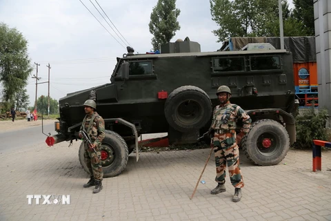  Cảnh sát Ấn Độ gác tại huyện Anantnag sau vụ tấn công khủng bố ngày 11/7. (Nguồn: THX/TTXVN)