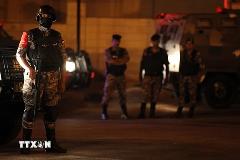 Cảnh sát Jordan phong tỏa khu vực Đại sứ quán Israel ở Amman (Jordan) sau vụ việc ngày 23/7. (Nguồn: EPA/TTXVN)