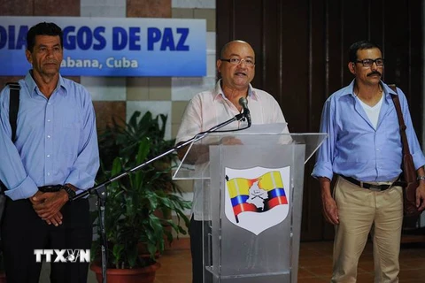 Đại diện FARC Carlos Antonio Lozada (giữa) tại vòng đàm phán với Chính phủ Colombia ở Havana, Cuba ngày 20/8/2015. (Nguồn: AFP/TTXVN)