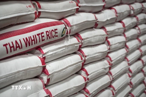 Gạo được đóng gói chờ xuất khẩu tại một nhà máy ở Bangkok, Thailand. (Nguồn: AFP/TTXVN)