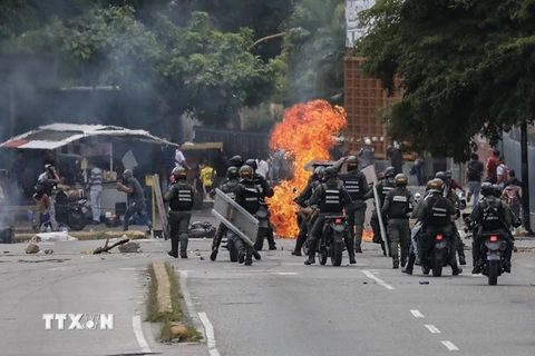  Cảnh sát triển khai ngăn chặn người biểu tình chống quá khích tại khu vực gần Đài truyền hình Venezuela ở Caracas ngày 20/7. (Nguồn: EPA/TTXVN)