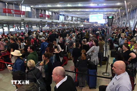 Hành khách xếp hàng chờ đợi kiểm tra an ninh tại sân bay Sydney, Australia ngày 31/7. (Nguồn: EPA/TTXVN)
