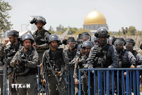 Cảnh sát Israel gác tại thành cổ Jerusalem ngày 28/7. (Nguồn: EPA/TTXVN)