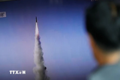 Một vụ thử tên lửa đạn đạo tầm trung của Triều Tiên được phát trên truyền hình ở Seoul ngày 22/5.(Nguồn: EPA/TTXVN)