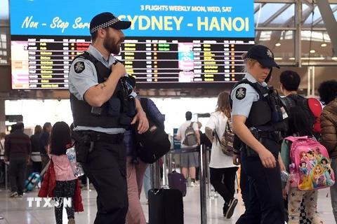 Cảnh sát Australia tuần tra tại sân bay Sydney ngày 30/7 trong bối cảnh an ninh được tăng cường do lo ngại khủng bố. (Nguồn: AFP/TTXVN)