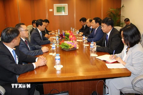 Phó Thủ tướng, Bộ trưởng Ngoại giao Phạm Bình Minh gặp song phương Bộ trưởng Ngoại giao Lào Saleumxay Kommasith. (Ảnh: Vịnh Bình/TTXVN)