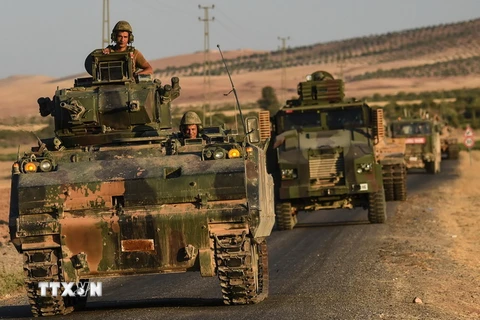 Xe tăng của quân đội Thổ Nhĩ Kỳ tham gia chiến dịch truy quét phiến quân IS tại khu vực biên giới Syria-Thổ Nhĩ Kỳ. (Nguồn: AFP/TTXVN