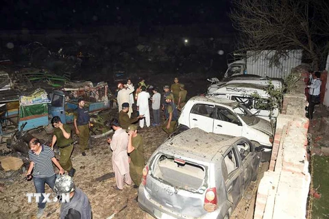 Lực lượng an ninh Pakistan điều tra tại hiện trường vụ nổ. (Nguồn: AFP/TTXVN)