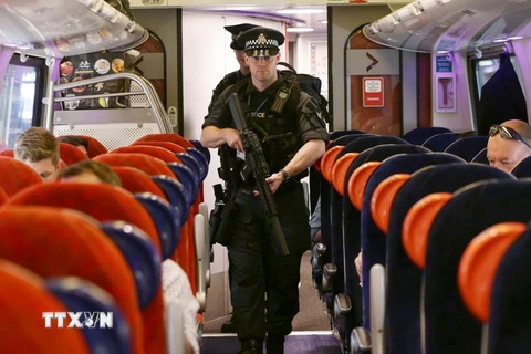 Cảnh sát đặc nhiệm Anh tuần tra trên chuyến tàu tới nhà ga Euston ở London ngày 29/5. (Nguồn: AFP/TTXVN)