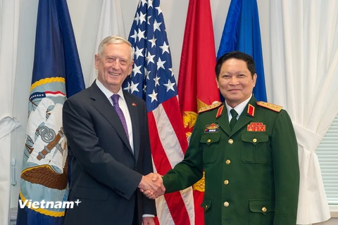 Bộ trưởng Quốc phòng Hoa Kỳ James Mattis và Bộ trưởng Quốc phòng Việt Nam Ngô Xuân Lịch. (Ảnh: Bộ Quốc phòng Hoa Kỳ)