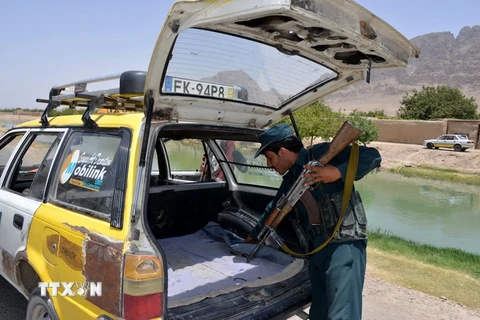 Cảnh sát Afghanistan kiểm tra các phương tiện giao thông trong chiến dịch truy quét khủng bố tại Kandahar. (Nguồn: THX/TTXVN)