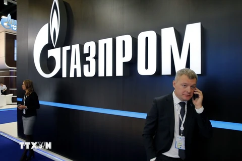 Logo của công ty Gazprom tại diễn đàn khí đốt quốc tế St. Petersburg, Nga. (Nguồn: EPA/TTXVN)