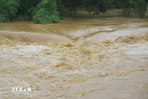 Mưa lũ khiến suối Ngòi Đum chảy qua huyện Bát Xát dâng cao. (Ảnh: Hương Thu/TTXVN)