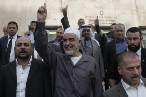 Giáo sỹ Raed Salah (giữa) bên ngoài tòa án ở Jerusalem ngày 27/10/2015 sau khi bị kết án. (Nguồn: AFP/TTXVN)