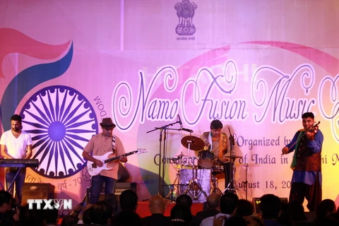 Nhóm nhạc Namo Fusion Music của Ấn Độ biểu diễn tại Thành phố Hồ Chí Minh. (Ảnh: Phương Vy/TTXVN)