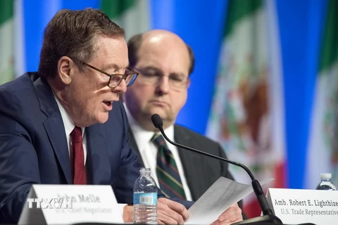 Đại diện Thương mại Mỹ Robert E. Lighthizer (trái) tại vòng tái đàm phán thứ nhất Hiệp định NAFTA ở Washington D.C. ngày 16/8. (Nguồn: AFP/TTXVN)