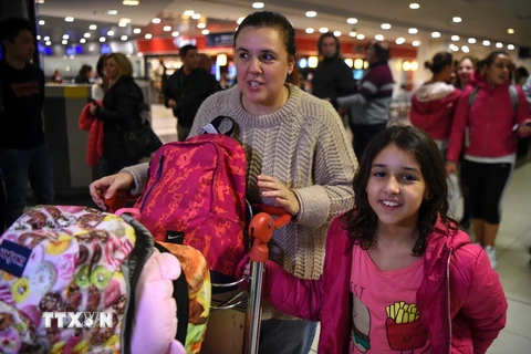 Người lao động Argentina rời Qatar về nước tại sân bay quốc tế Ezeiza ở Buenos Aires ngày 9/8. (Nguồn: AFP/TTXVN)
