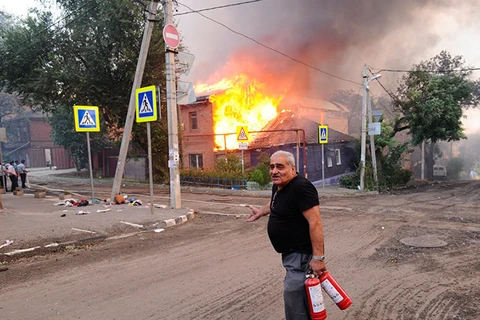 Ngọn lửa lan nhanh thiêu rụi hàng chục ngôi nhà. (Nguồn: RIA Novosti)