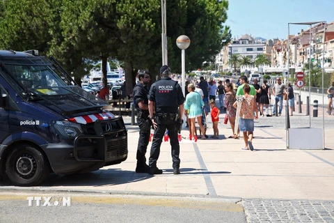 Cảnh sát Catalonia tuần tra trong chiến dịch truy nã các nghi phạm tiến hành vụ tấn công khủng bố ở Cambrills, Tây Ban Nha, ngày 20/8. (Nguồn: EPA/TTXVN)