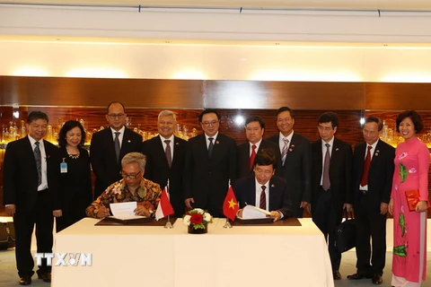 Lễ ký Biên bản hợp tác giữa Hội Hữu nghị Indonesia-Việt Nam và Hội Hữu nghị Việt Nam-Indonesia. (Ảnh: Trí Dũng/TTXVN)