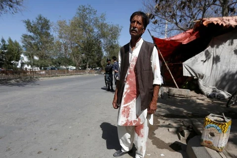Một người đàn ông Afghanistan thất thần sau vụ ném lựu đạn vào đền thờ Hồi giáo Shi'ite ở Kabul. (Nguồn: Reuters)
