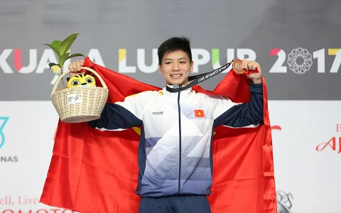 Nguyễn Hữu Kim Sơn tự hào với chiếc huy chương đồng SEA Games ngay trong lần đầu dự giải. (Nguồn: vnexpress.net)