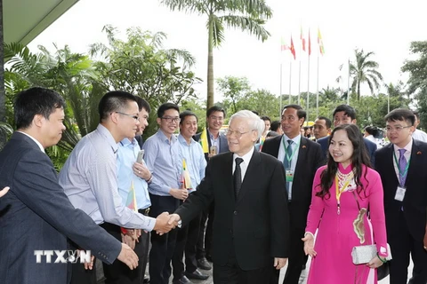 Cán bộ, nhân viên Đại sứ quán, đại diện cộng đồng, lưu học sinh và doanh nghiệp Việt Nam đón Tổng Bí thư Nguyễn Phú Trọng tại thành phố Yangon. (Ảnh: Trí Dũng/TTXVN)