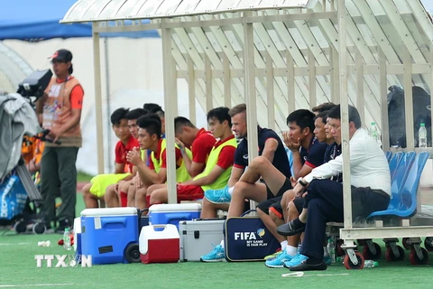 Nỗi buồn của Ban huấn luyện sau trận thua U22 Thái Lan. (Ảnh: Quốc Khánh/TTXVN)