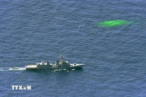 Tàu hộ tống của Lực lượng Phòng vệ trên biển Nhật Bản tìm kiếm các thành viên phi hành đoàn mất tích trong vụ tai nạn trực thăng ở vùng biển thuộc tỉnh Aomori ngày 27/8. (Nguồn: Kyodo/TTXVN)