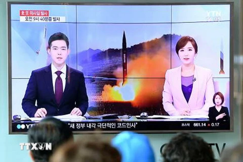 Vụ phóng tên lửa của Triều Tiên được đưa tin trên truyền hình Hàn Quốc ngày 4/7. (Nguồn: Kyodo/TTXVN)