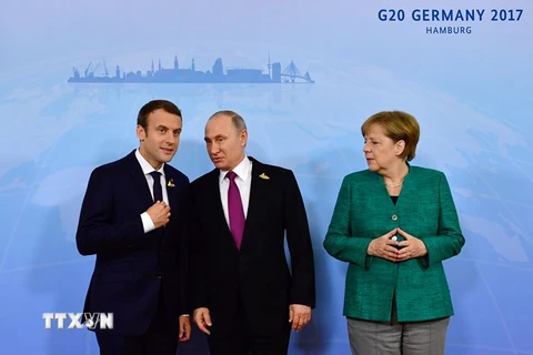 Tổng thống Nga Vladimir Putin (giữa) cùng người đồng cấp Pháp Emmanuel Macron (trái) và Thủ tướng Đức Angela Merkel tại Hội nghị thượng đỉnh G20 ngày 8/7. (Nguồn: AFP/TTXVN)