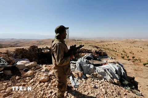 Binh sỹ Liban gác tại thị trấn Arsal giáp biên giới Syria. (Nguồn: EPA/TTXVN)