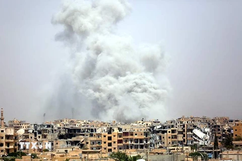  Khói bốc lên sau một cuộc không kích tại Raqa, Syria ngày 28/7. (Nguồn: AFP/TTXVN)