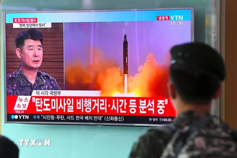 Một vụ phóng tên lửa của Triều Tiên được phát trên truyền hình tại một nhà ga ở Seoul, Hàn Quốc ngày 4/7. (Nguồn: AFP/TTXVN)