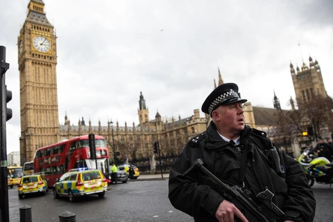 Cảnh sát gác bên ngoài tòa nhà Quốc hội Anh. (Nguồn: Getty)